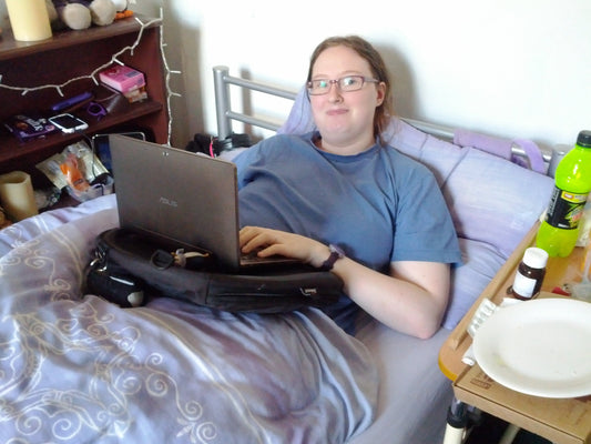 Blogger Dani in bed with a trabasack